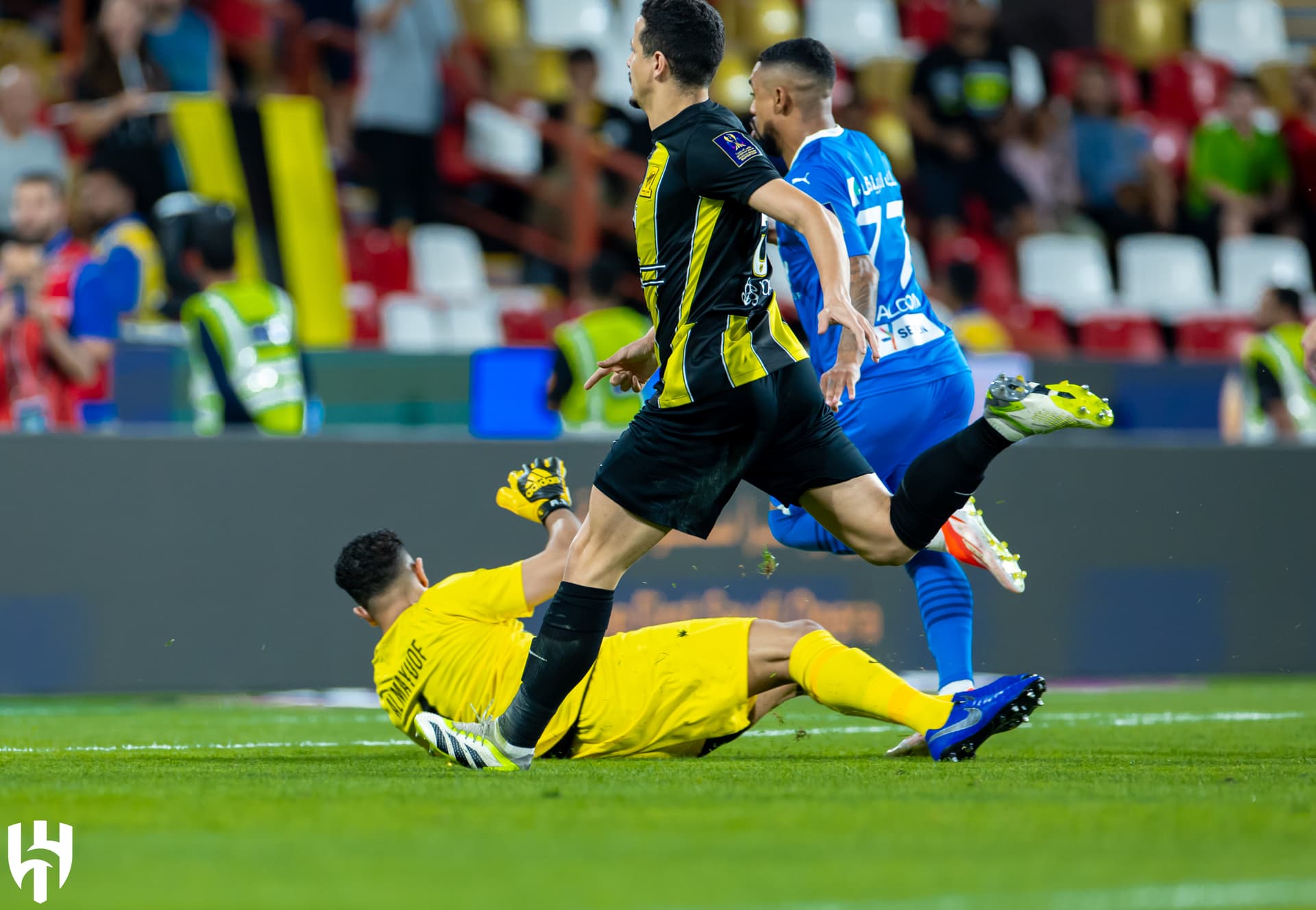 الكشف عن طاقم تحكيم مباراة الهلال والاتحاد في دوري روشن