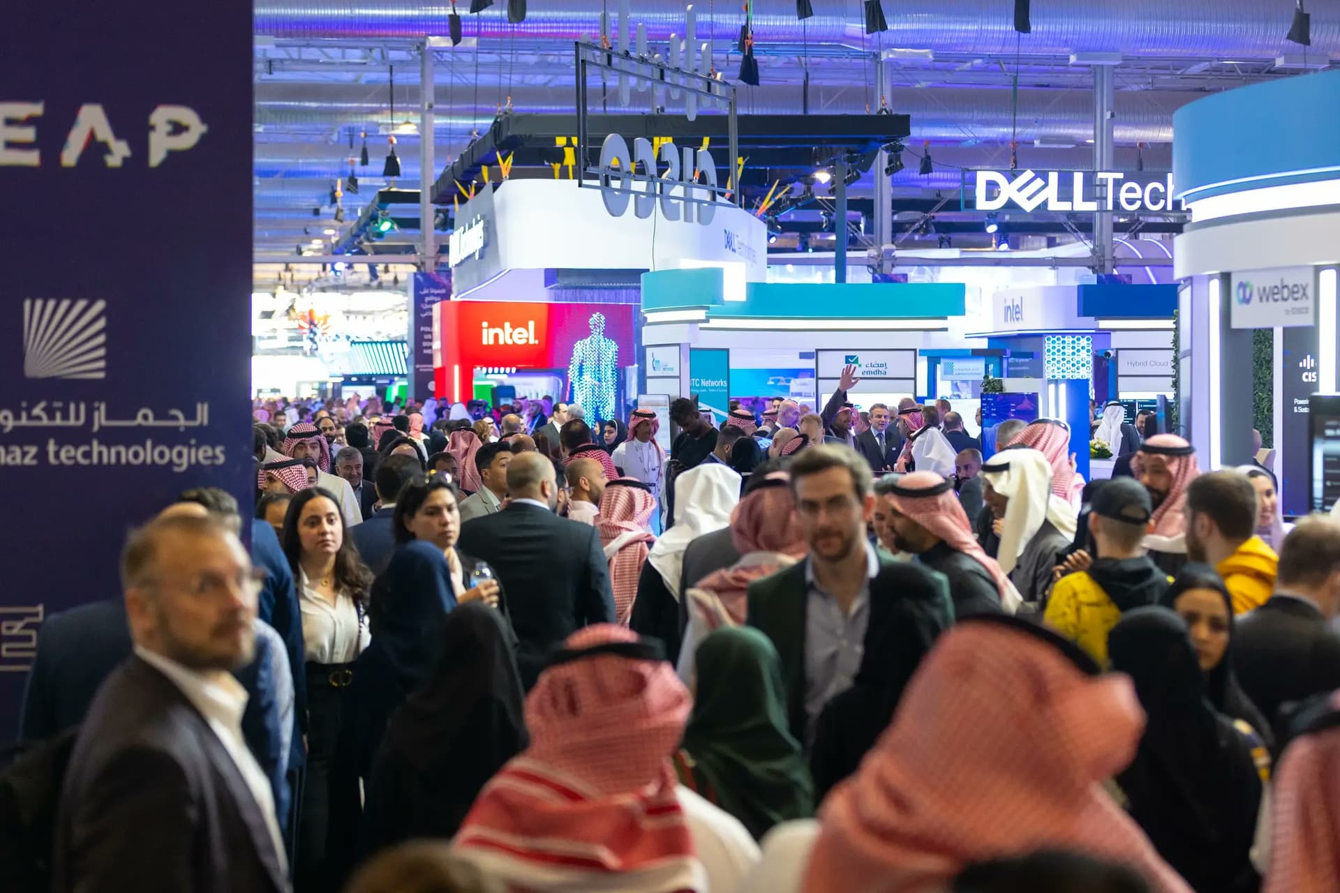 أستديوهات «LEAP».. منصة متكاملة تنقل تجارب المؤتمر عالميًا