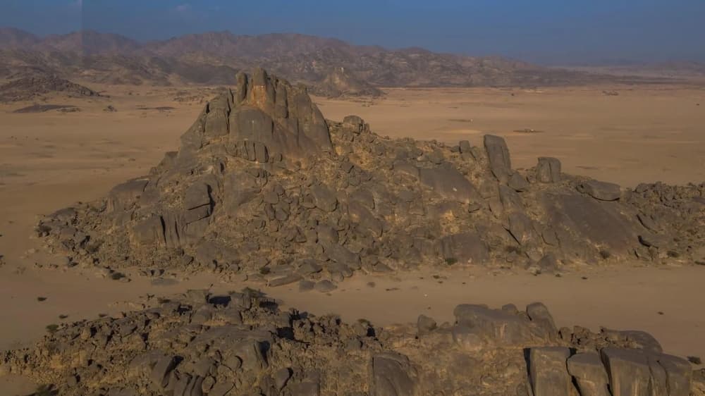 جبل أبو صادع.. معلم طبيعي وتراثي يعكس ثراء الساحل الجنوبي للمملكة
