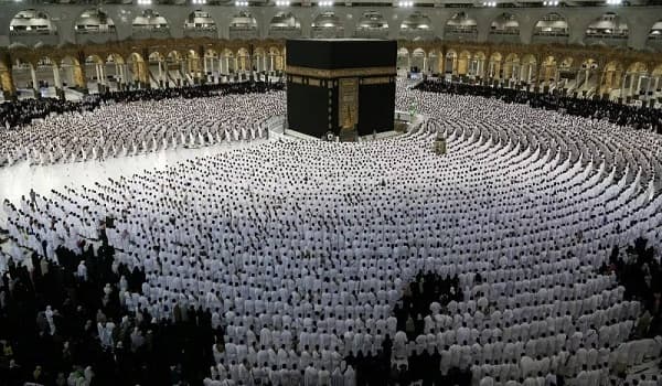 مكة في موسم الحج من الهدوء النسبي إلى واحدة من أكثر مدن العالم ازدحامًا