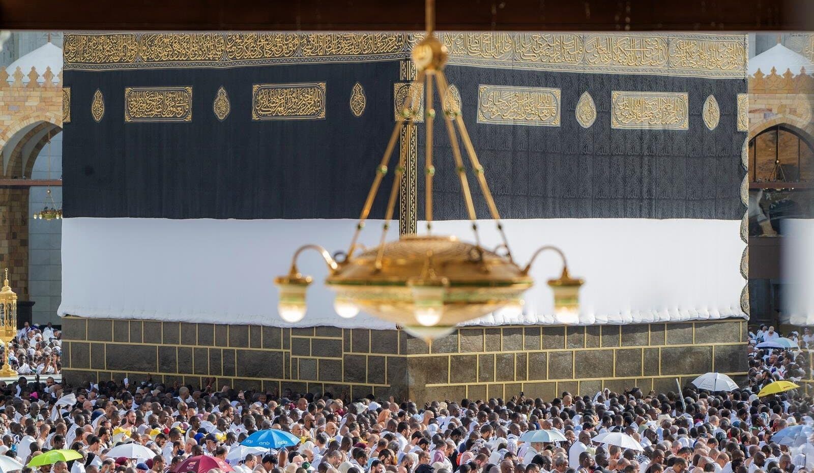 رحلة المناسك تتواصل.. الحجاج يؤدون طواف الإفاضة