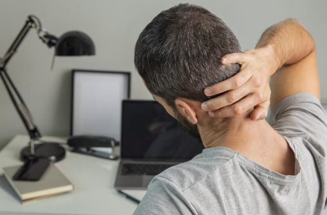 مخاطر خفية للعمل عن بُعد.. تأثيرات تمتد من آلام الظهر إلى الاضطرابات النفسية