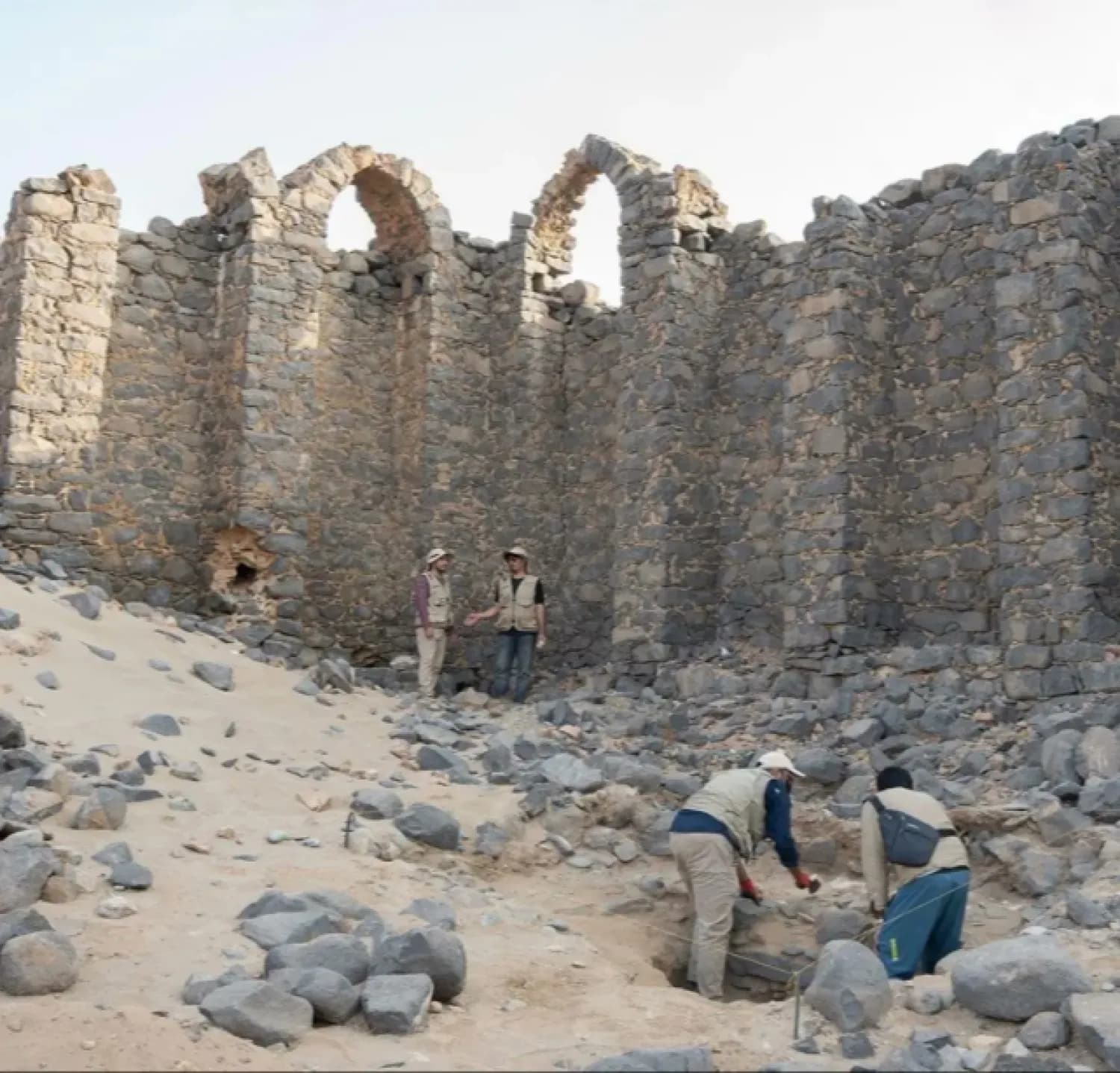 بعد اكتشاف 1700 قطعة أثرية.. ميقات الجحفة يروي تاريخ الحجاج على طريق مصر إلى مكة