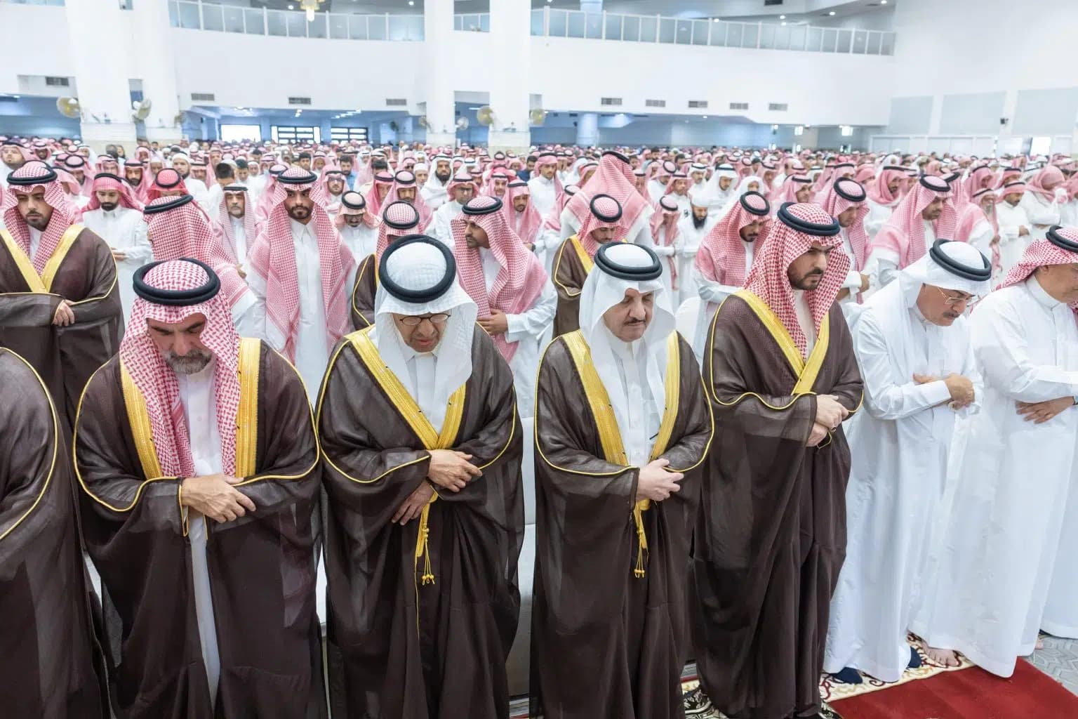 أمير الشرقية يؤدي صلاة الميت على شهداء حادث سقوط مروحية أرامكو