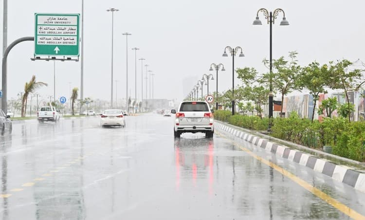 الأرصاد يرفع التنبيه إلى الإنذار الأحمر في جبال جازان.. أمطار غزيرة وسيول