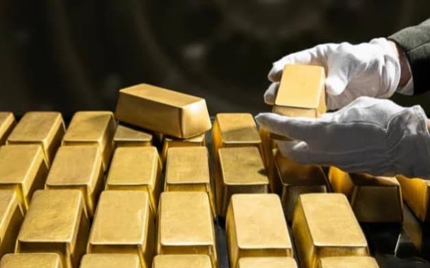 الذهب يفقد مكاسبه بعد تسجيل أعلى مستوى في شهرين