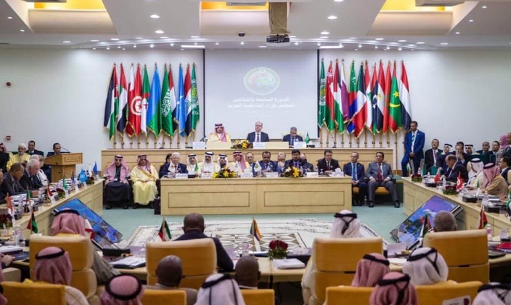 «الداخلية العرب» تستنكر استهداف ناقلة نفط إماراتية في مضيق هرمز