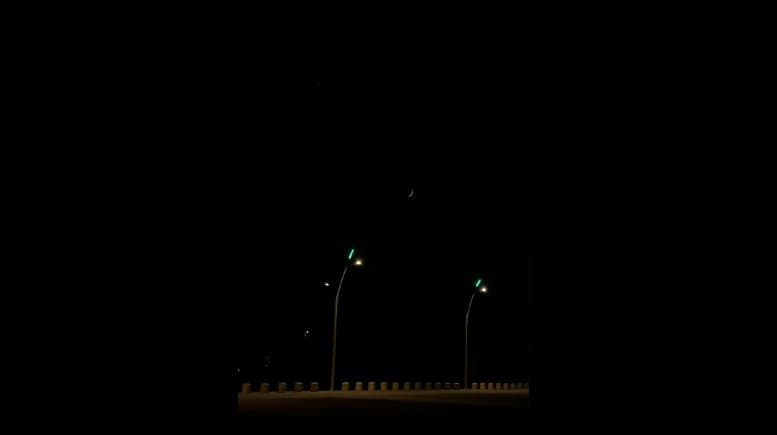 مشهد فلكي لافت.. هلال ربيع الأول يقترن بكوكب الزهرة في سماء طريف