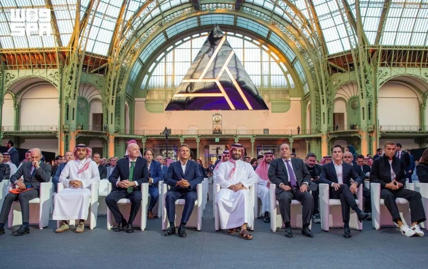 الزي السعودي التقليدي يخطف الأنظار في Grand Palais خلال زيارة ولي العهد