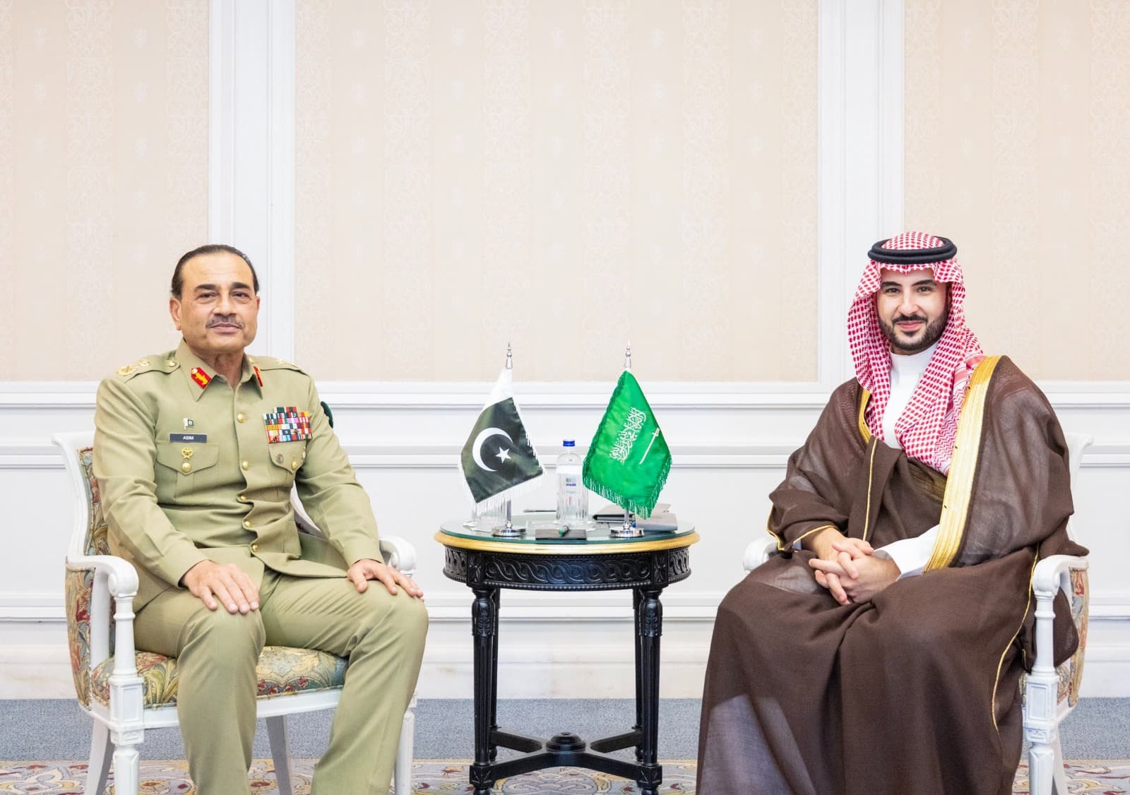 وزير الدفاع وقائد الجيش الباكستاني يستعرضان التعاون الدفاعي وتطورات الأوضاع