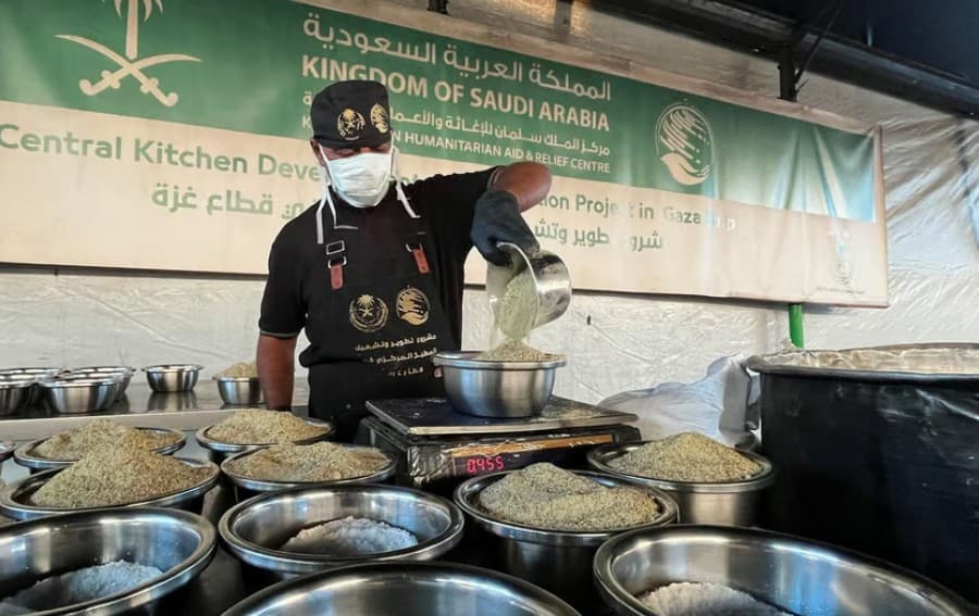 25 ألف وجبة و500 ألف لتر مياه.. دعم سعودي متواصل لسكان غزة