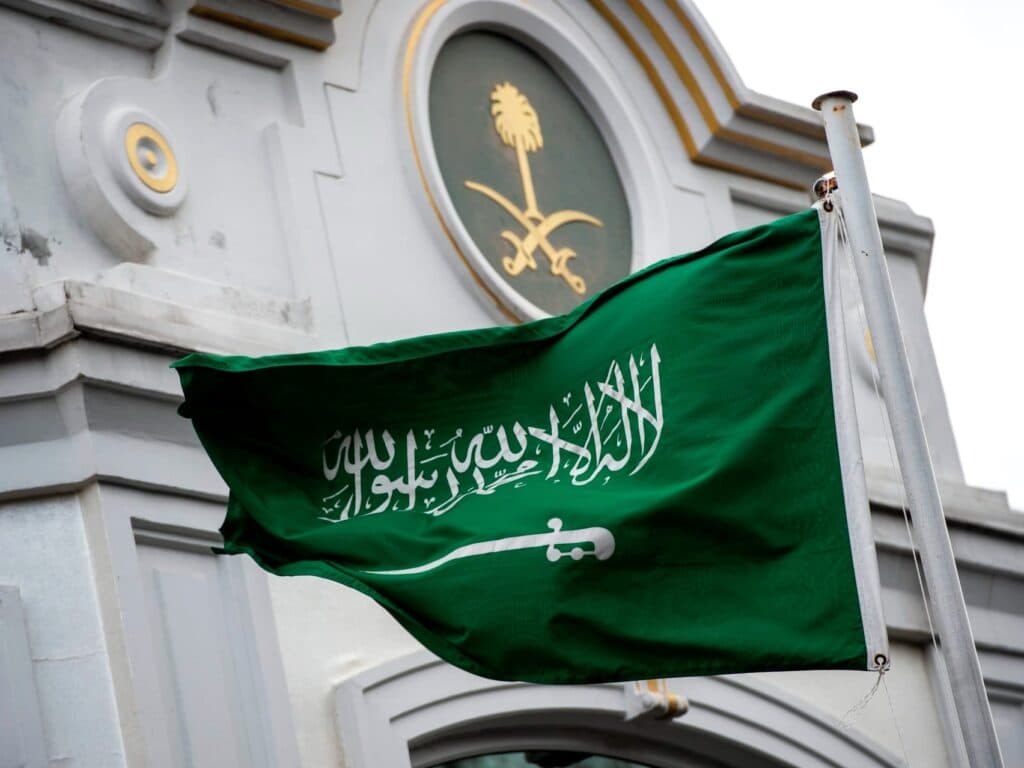 سفارات المملكة تفتح قنوات التواصل مع المواطنين المتضررين من إلغاء الرحلات وتأخرها.. التفاصيل والأرقام