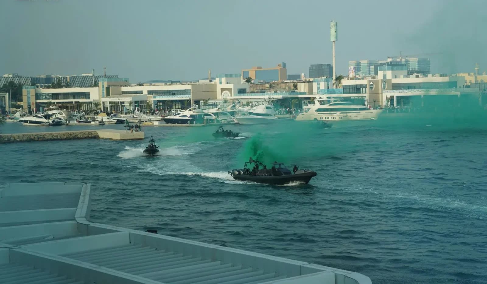 القوات البحرية السعودية تزيّن اليوم الوطني في جدة بعروض بحرية وجوية
