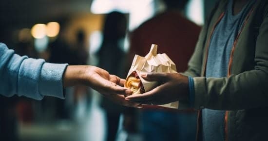 تناول الطعام مع شريك.. كيف يمكن أن يضبط مستويات سكر الدم؟