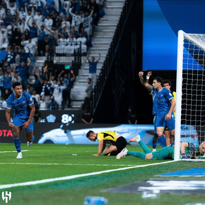 الهلال يحسم الكلاسيكو بثلاثية أمام الاتحاد ويخطف الصدارة من القادسية