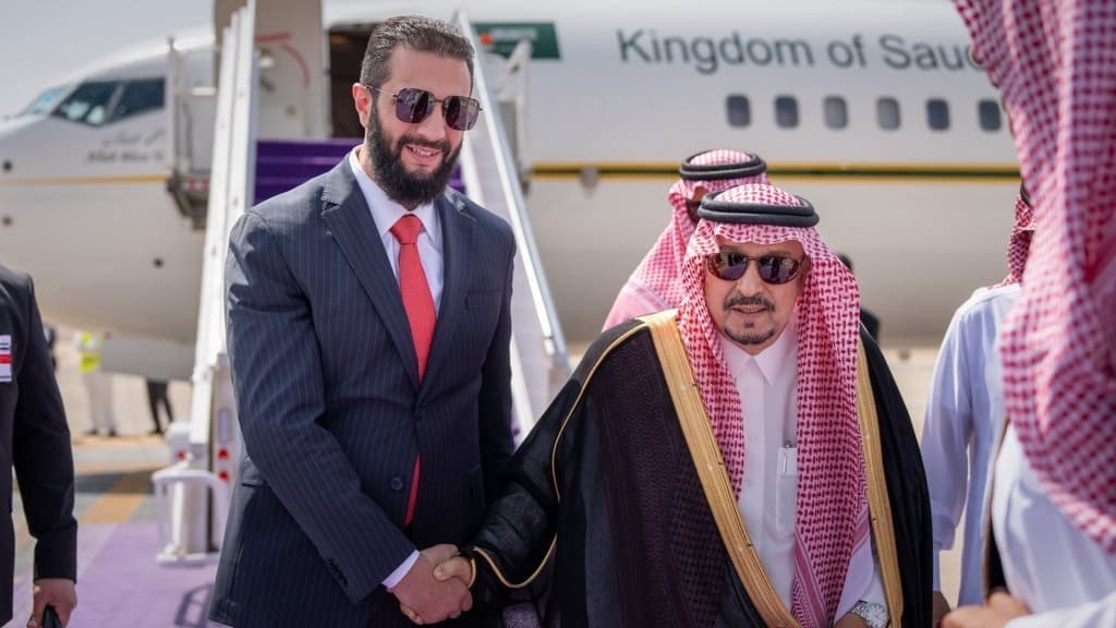 الرئيس السوري يصل إلى الرياض وفي مقدمة مستقبليه أمير المنطقة
