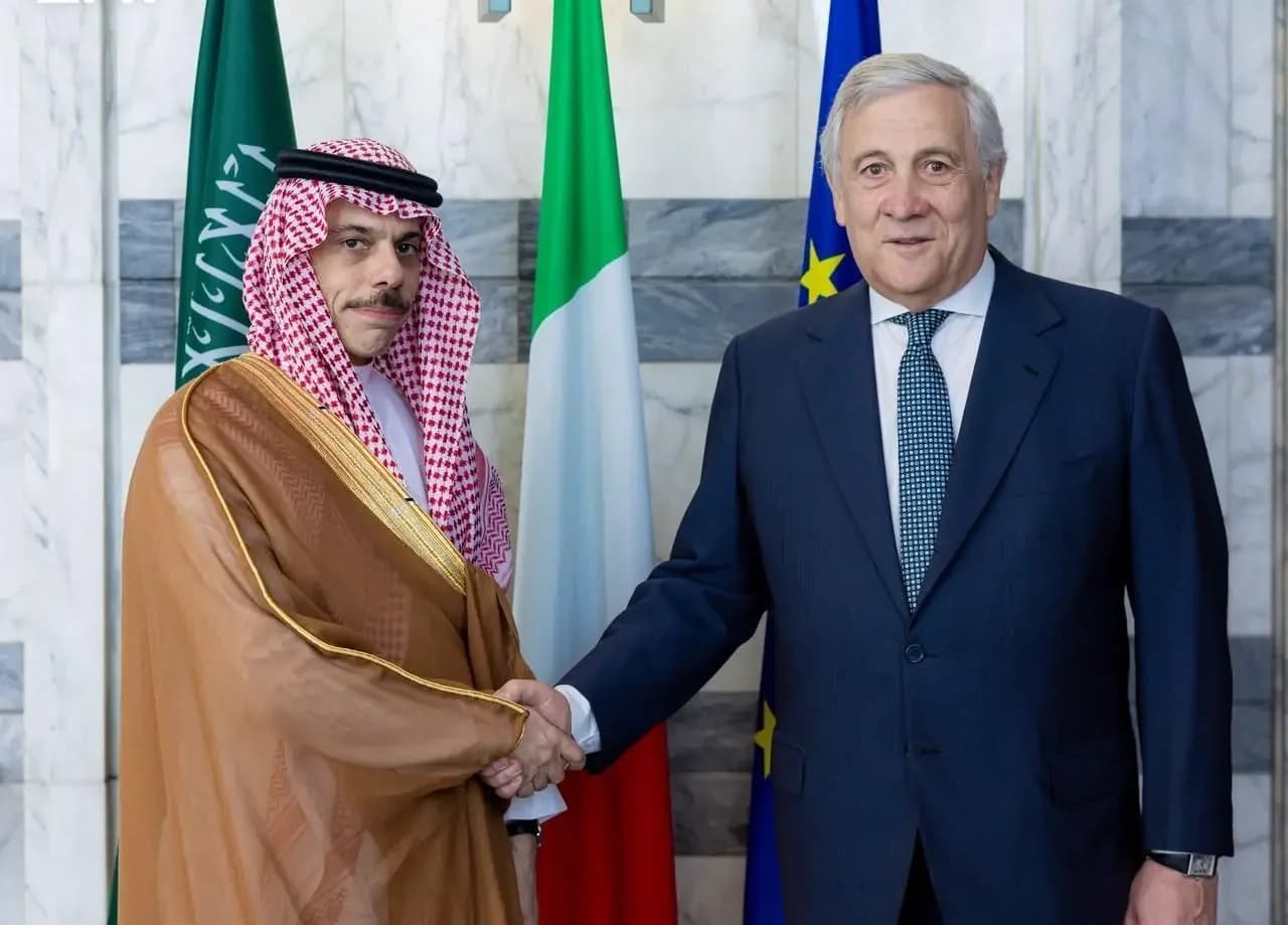 السعودية وإيطاليا تجددان التزامهما بحل الدولتين وتعزيز أمن الملاحة الدولية