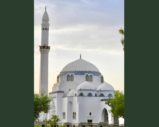خريطة تاريخية توثّق المساجد والمواضع التي صلى فيها الرسول ﷺ بالمدينة المنورة