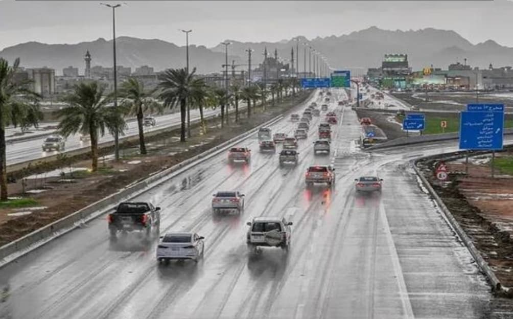 هطول أمطار رعدية متوسطة إلى غزيرة على عدة مناطق